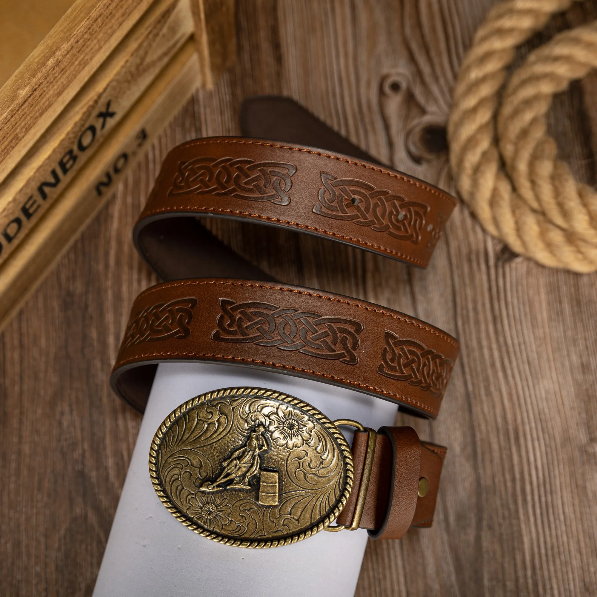 Fashionable PU Leather Belt with Floral Buckle for Men And Women Unique Random Line Embossed Design Oval Horse Riding Shape