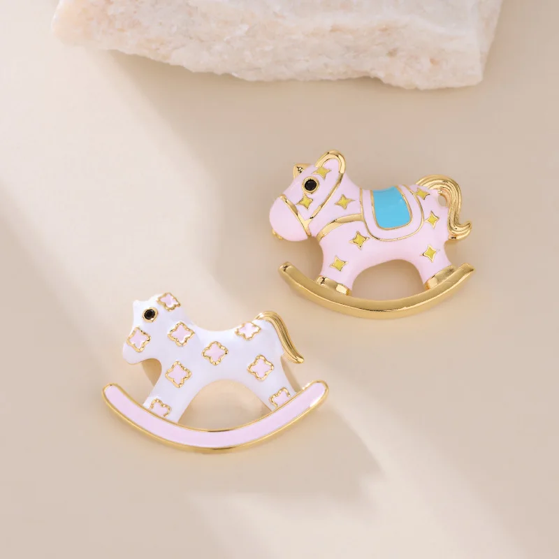 

Girlish Pink Oil Drop Wooden Horse Brooch Cute Versatile Animal Zodiac Pin Gold-Plated Jewelry Cartoon Accessories for Women