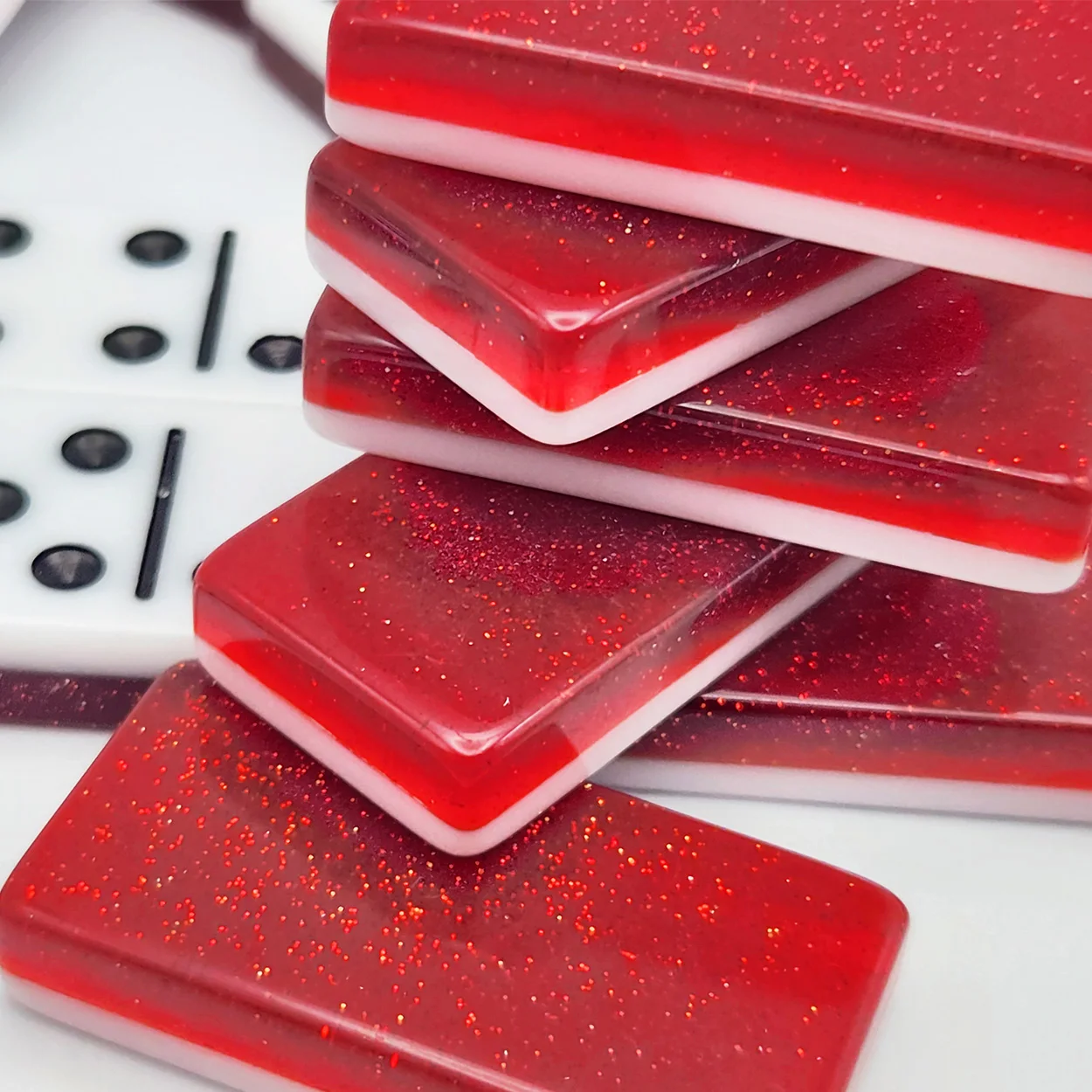 Ensemble de dominos durable double couche de 28 pièces avec devant noir et blanc et paillettes intégrées sur le dos, pratique et esthétiquement agréable, l'accessoire parfait pour les soirées de jeux en famille