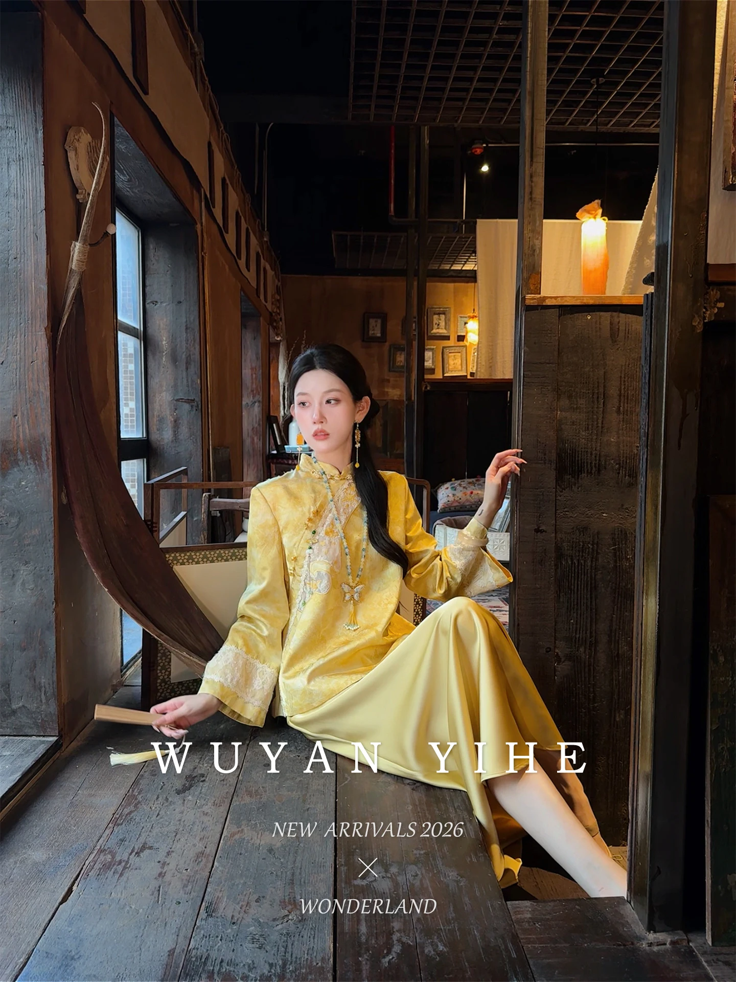 

Пальто средней длины из шелкового атласа с вышивкой золотой нитью, кружевом, цветочным узором в китайском стиле, на пуговицах, с длинными рукавами