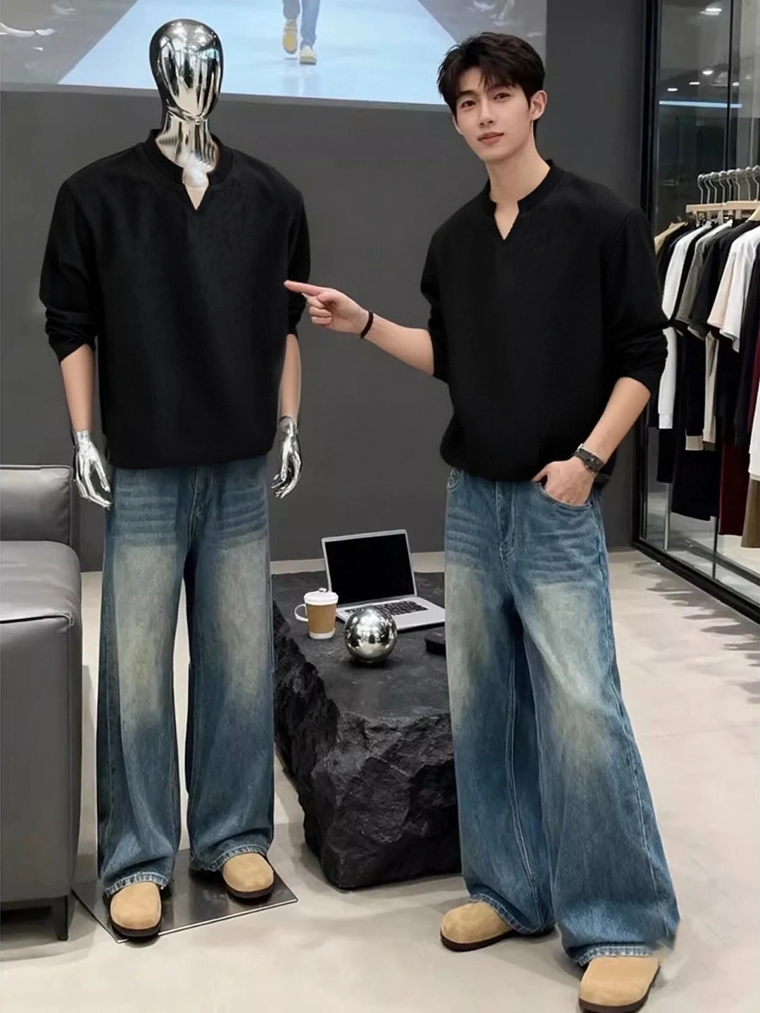 Camiseta Masculina de Manga Longa Preta com Decote em V, Forrada com Fleece, Ajuste nos Ombros, Camisa de Camada Base para Outono/Inverno, Estilo Casual, Moletom Masculino