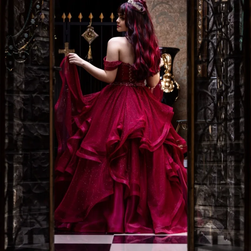 Brilhante borgonha quinceanera vestido de cristal glitter decalque renda camadas cauda longa vestidos de 15 quinceanera ﻿ Personalizar