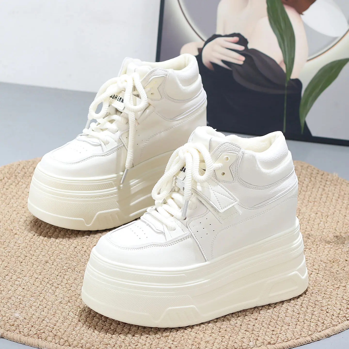 

Женские кроссовки на платформе со скрытым каблуком 12 см, осенне-зимние, утепленные флисом, высокие, белые, на нескользящей подошве