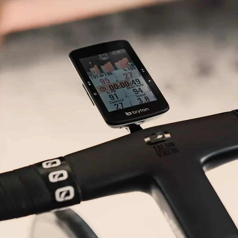 

Велокомпьютер Bryton Flagship с 3,4-дюймовым цветным экраном, GPS, сенсорным управлением и навигацией по картам для шоссейных велосипедов.