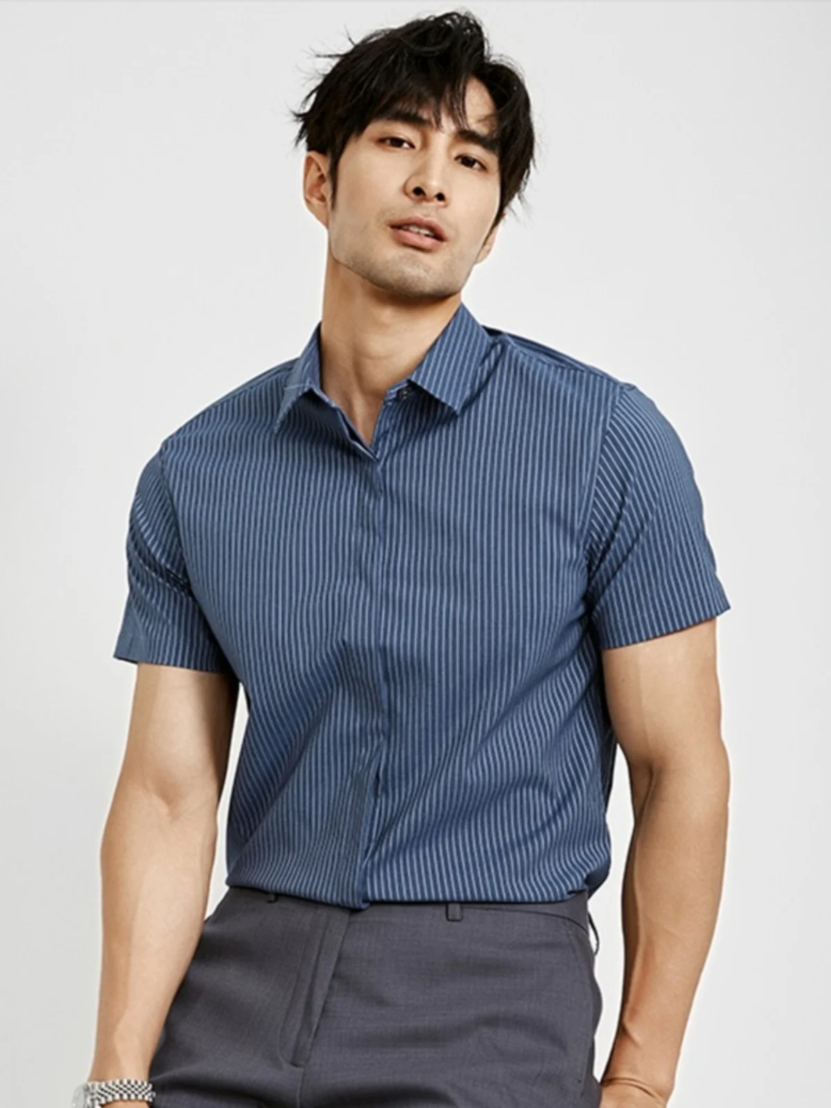 

Летняя мужская рубашка Slim Fit с защитой от сминания, легкая в уходе, деловая, в полоску, с коротким рукавом, для офиса и других мероприятий