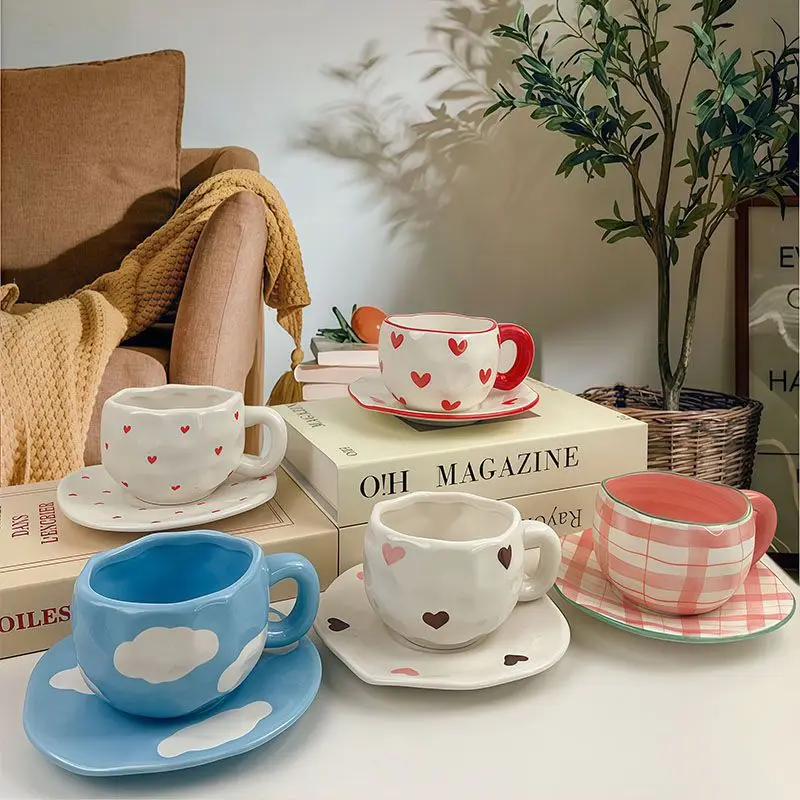 

Керамическая кофейная чашка и блюдце в скандинавском стиле, 280 мл, с разноцветным узором в клетку, сердцем, голубым небом и белыми облаками, цветочная кружка