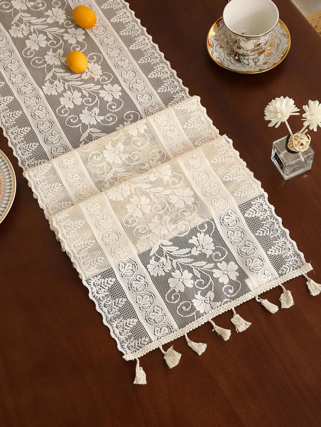 Beige morning glory flower hanging tassel table flag countryside style dining table decoration, non slip and beautiful
