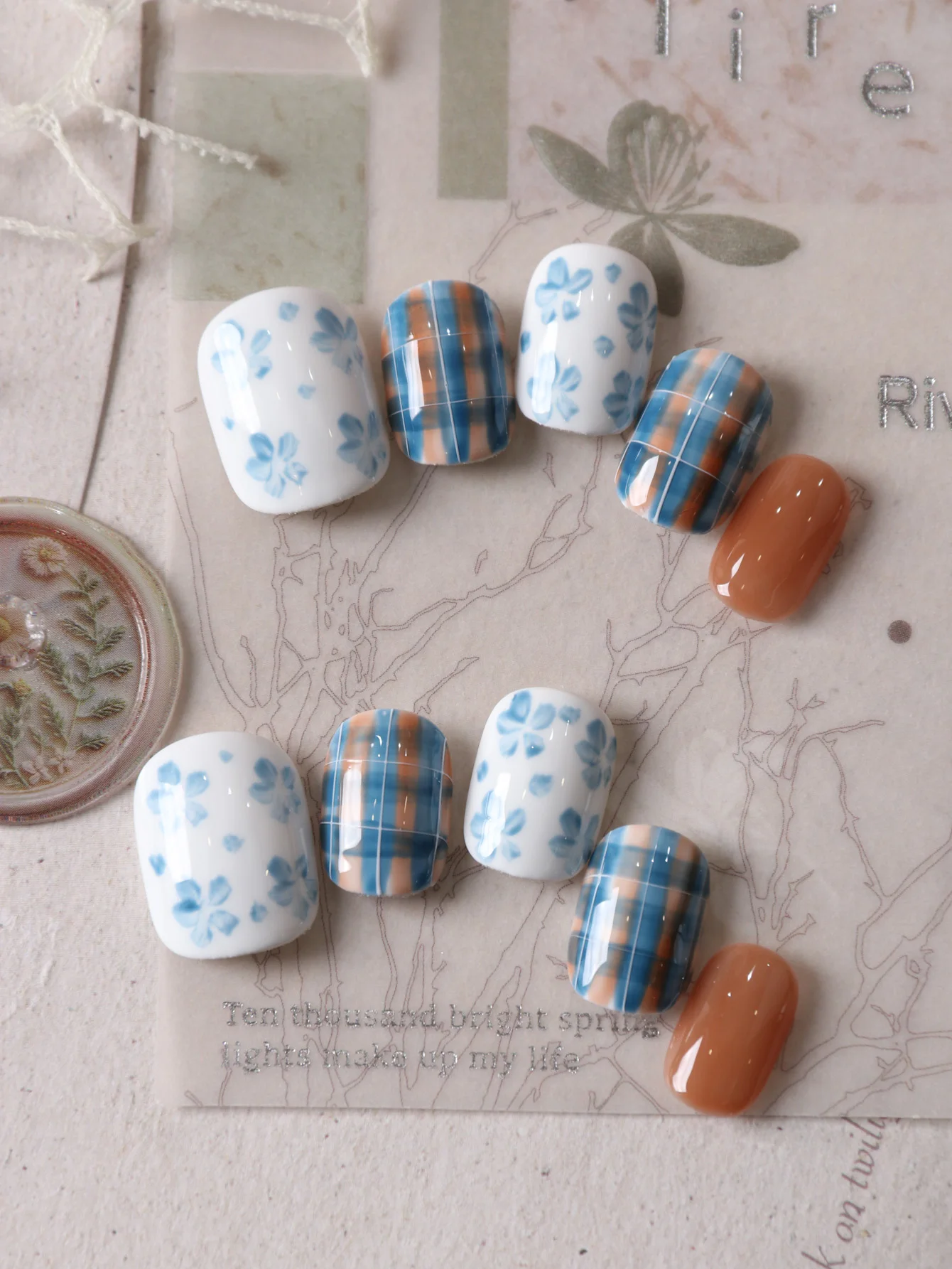 10 Stück Aufklebenägel Kurz Blau Kleine Blumen Streifen Weiß Braun Künstliche Nägel Inklusive 1 Blatt Klebestreifen & 1 Stück Mini-Feile