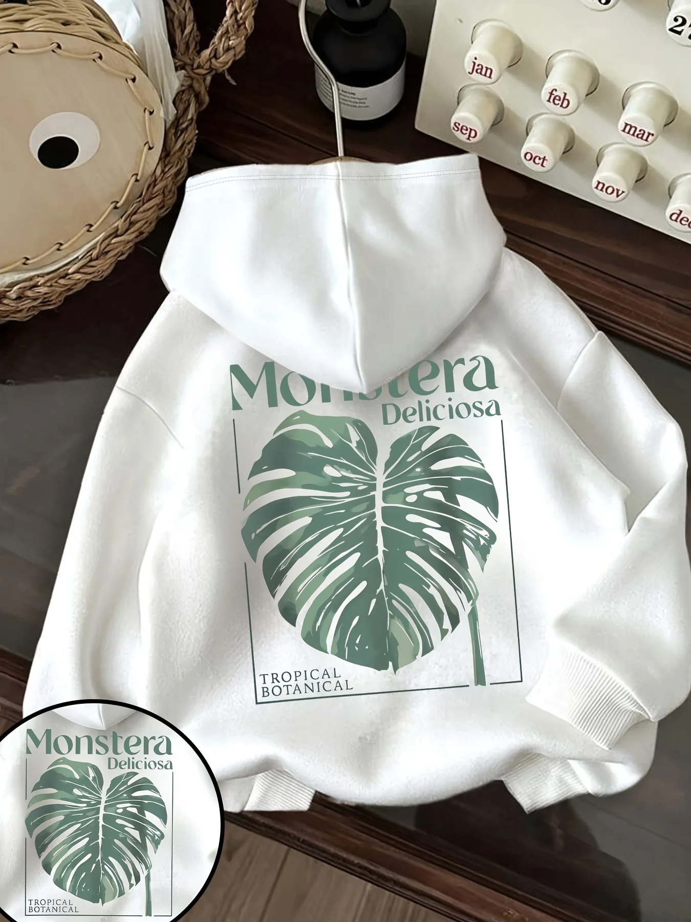 Tropical nature-themed men's hooded sweatshirt with turtle-back bamboo print. Simple and fashionable casual daily sports hoodie.