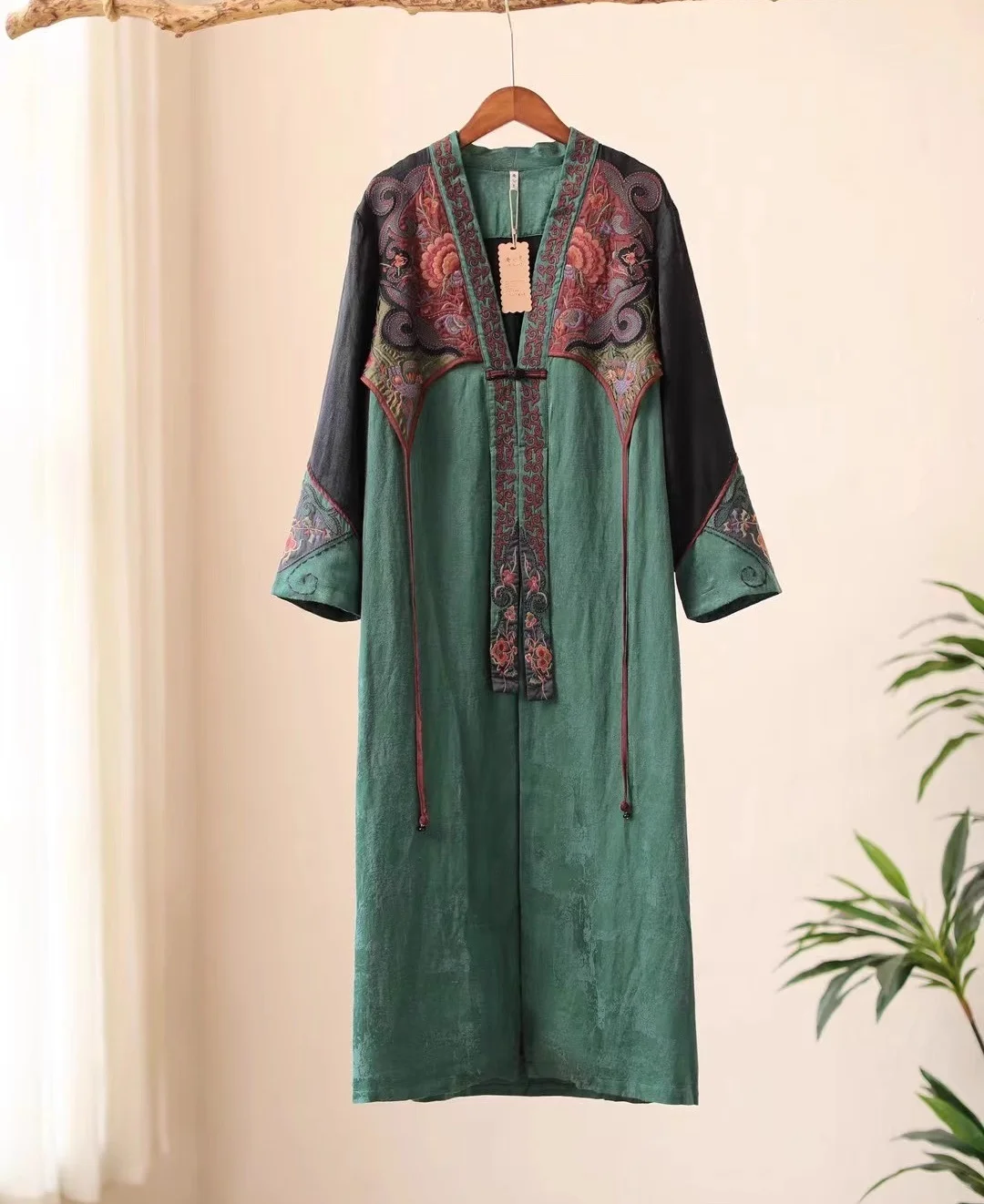 NEW Spring women\'s coat Chinese style embroidery V-neck ladies long coat Vintage luxury rayon jacquard green trench coat