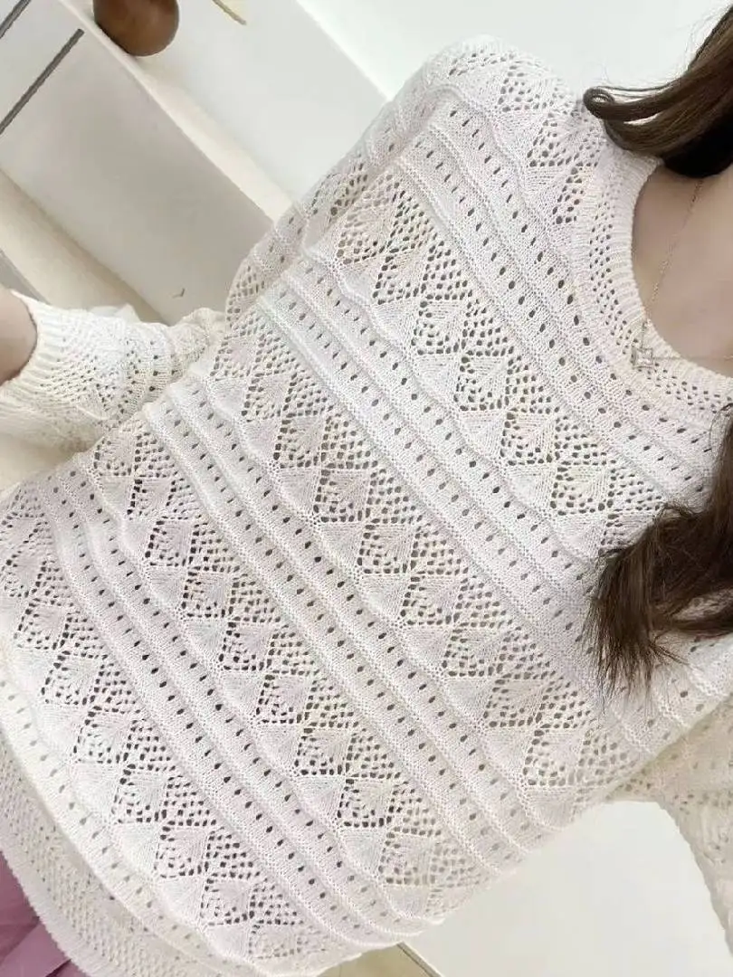 おしゃれな無地ウェーブ柄ラウンドネックニットウェア、ゆったりとした着痩せトップス、ママ向け春の新作、透かしデザイン