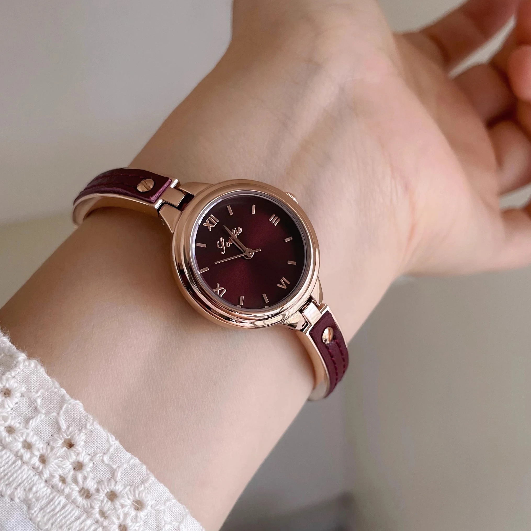 

Vintage Temperament Minimalist with leather steel strip Quartz Watch For women's girl Student gift Women's accessories