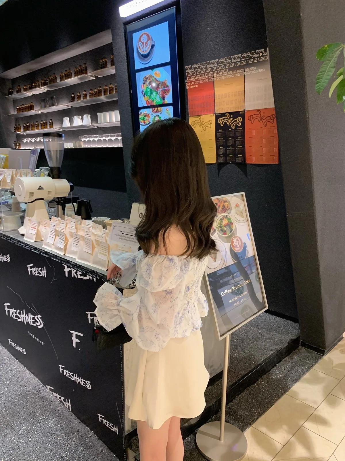 

Комплект JE COLLECTION: синяя юбка-брюки из хлопка с эффектом фарфора, с защитой от солнца, на одно плечо, с пышными рукавами, нежный и элегантный.