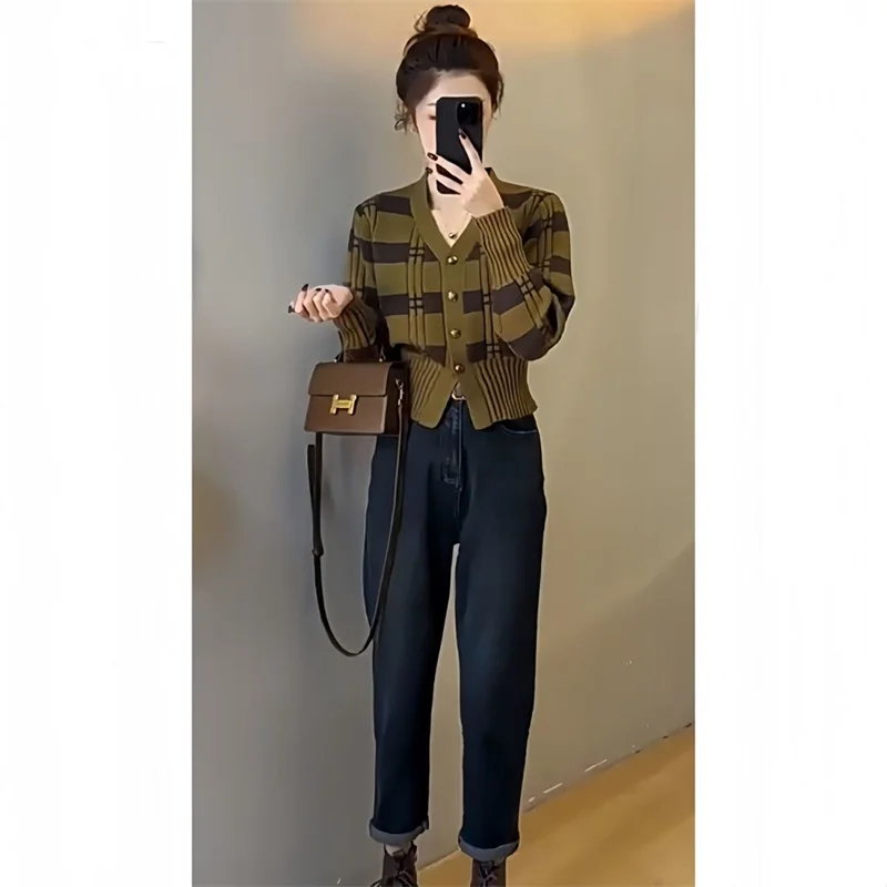 เสื้อสเวตเตอร์แฟชั่นสั้นสำหรับผู้หญิง เสื้อแจ็คเก็ตถักนิตติ้ง 2026 รุ่นใหม่ ฤดูใบไม้ผลิ ฤดูใบไม้ร่วง สีสันตัดกัน ลายทาง เสื้อคลุมคาร์ดิแกนถักนิตติ้ง