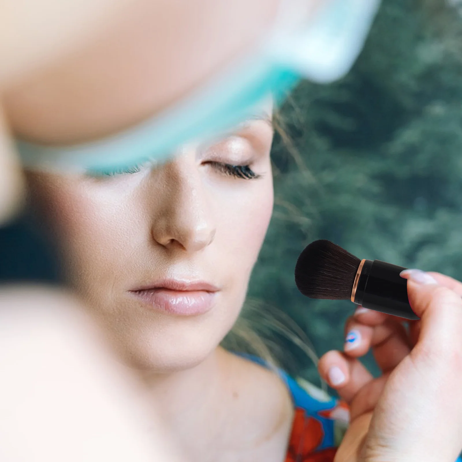 

Retractable Makeup Brush Portable Mini Blush Brush for Cheeks Travel Size Powder Foundation Soft Bristles Easy to Carry