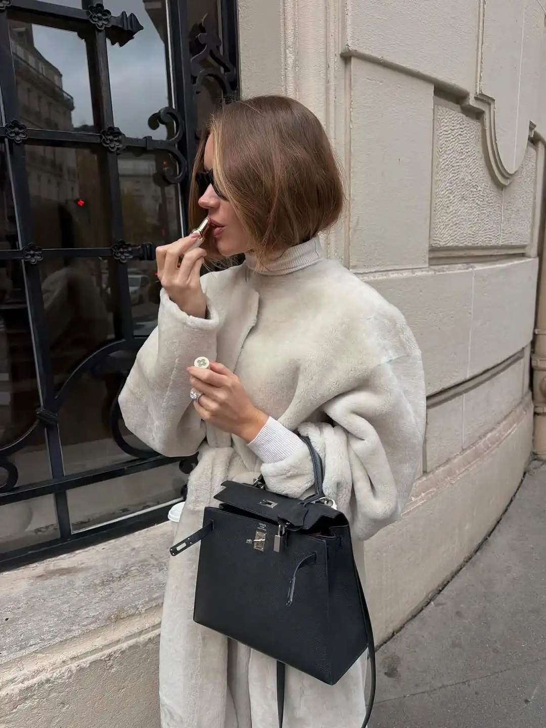 سترة أنيقة أنيقة بأربطة من الفرو الصناعي للسيدات منفوش ورقبة دائرية وأكمام طويلة معاطف دافئة طويلة للنساء معطف شتوي يومي عالي الشارع #2