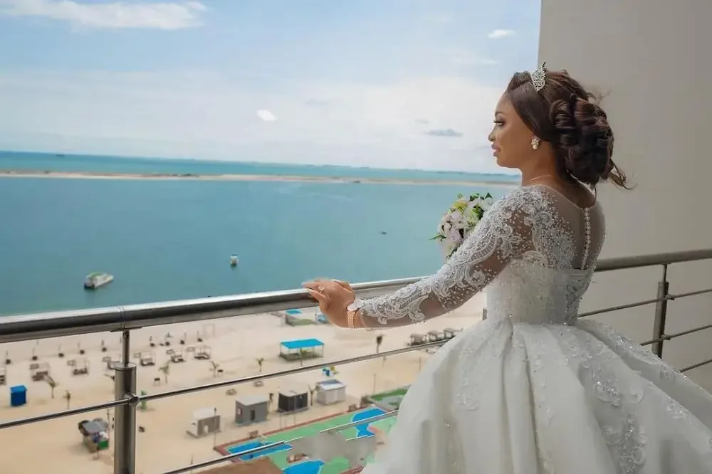 فساتين زفاف Flavinke مخصصة للنساء الأفريقيات Bll فساتين زفاف أنيقة بأكمام طويلة من الدانتيل الجميل