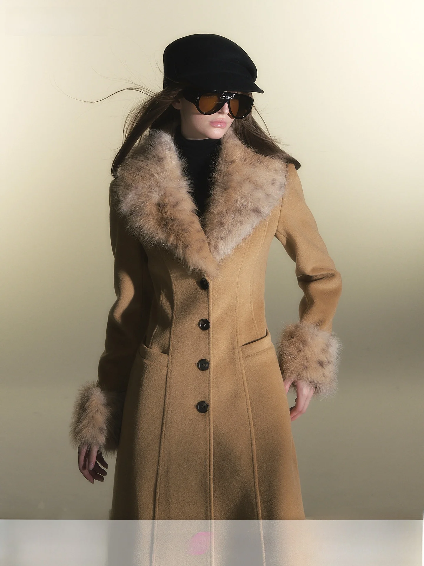 

Шерстяное пальто HiimDai Evening Overture Ultra Model с леопардовым принтом, меховым воротником, пэчворком и одной пуговицей, приталенное, с силуэтом «песочные часы»