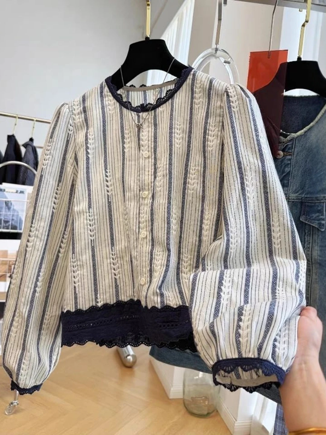 

Повседневный свободный длинный све с кружевной отделкой irt, женский однотонный топ, универсальный французский топ, дышащая длина, круглый, но...