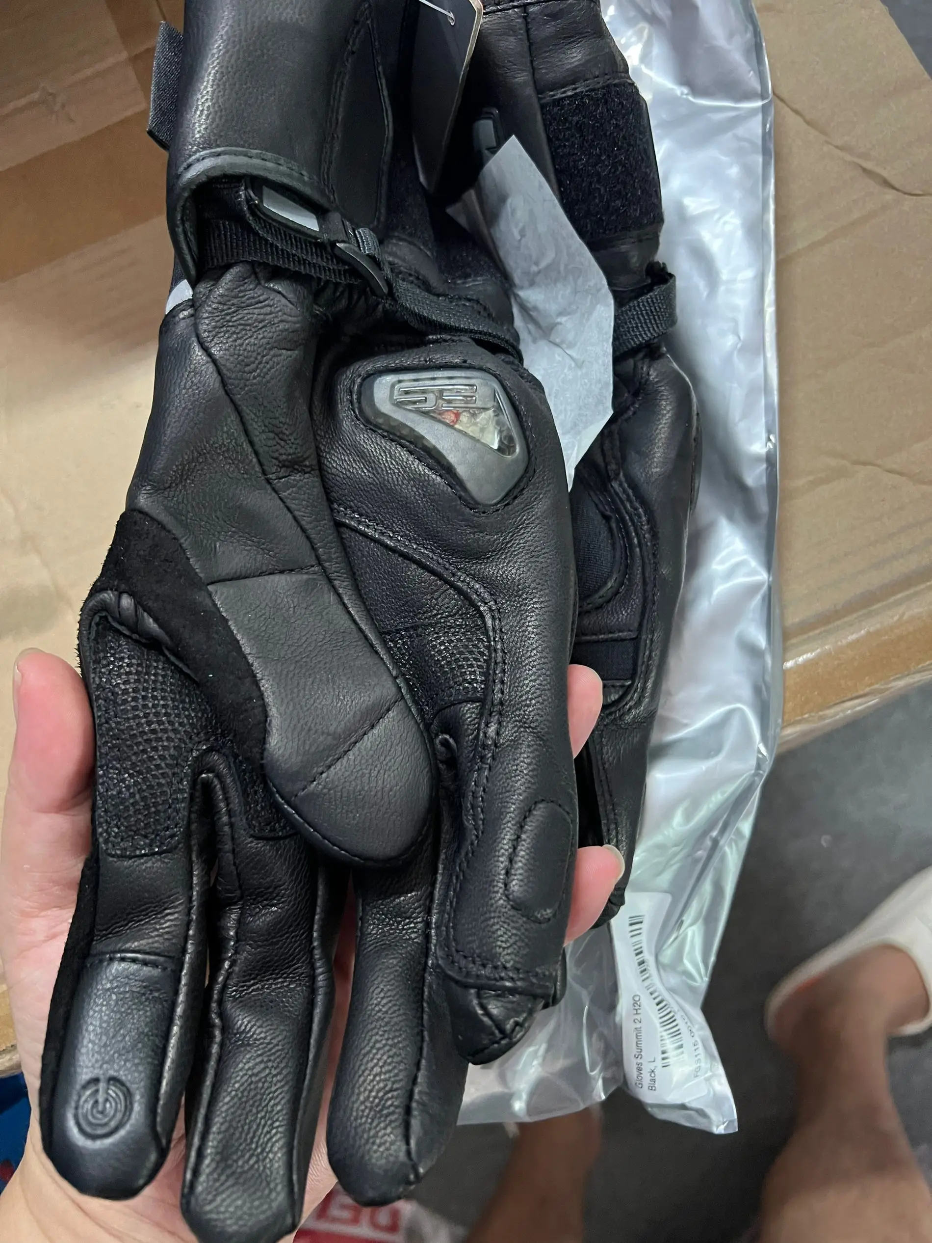 Рисунок 3 - Перчатки Revit Summit 2 H2O