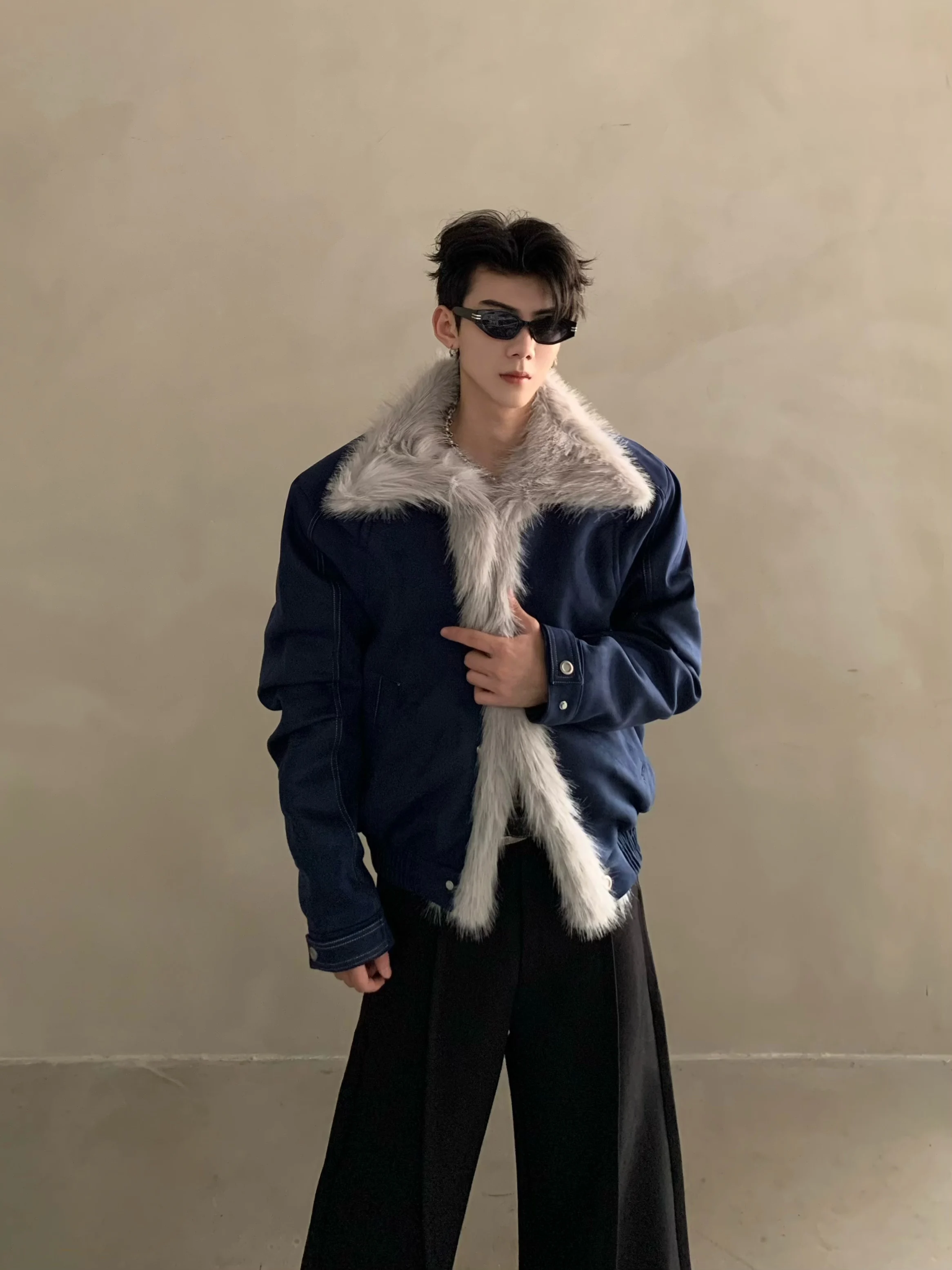 سترات شتوية جديدة أنيقة للرجال لعام 2025 بياقة من الفرو الصناعي سترات رجالية بياقة واقفة معاطف دافئة سميكة وأكمام طويلة سترات وسيم #3