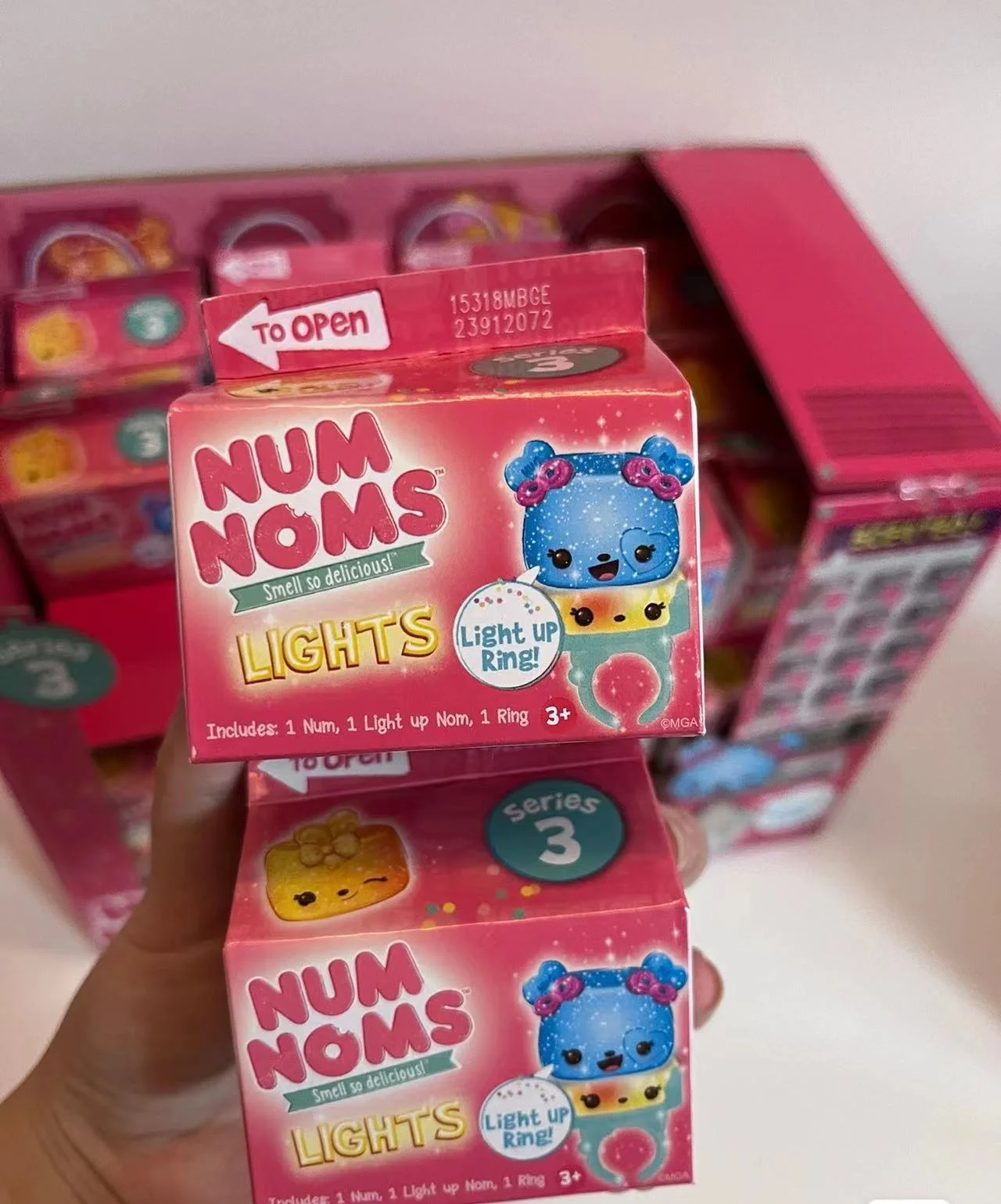 Num Noms تضيء حلقة الوحل لذيذ جدا مفاجأة اللعب سر ماكياج الشفاه لمعان رائحة Snackables Kawaii دمى