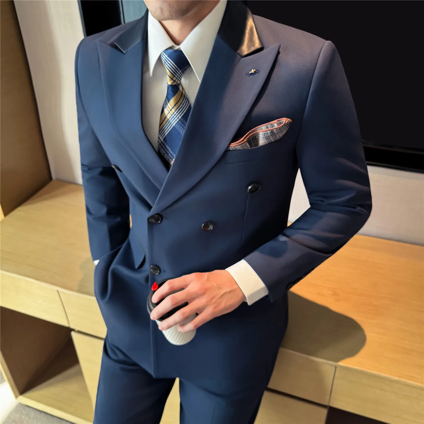 

Высококачественный мужской утепленный двубортный кожаный пиджак в полоску для осени и зимы, подходит как для делового, так и для повседневного стиля.