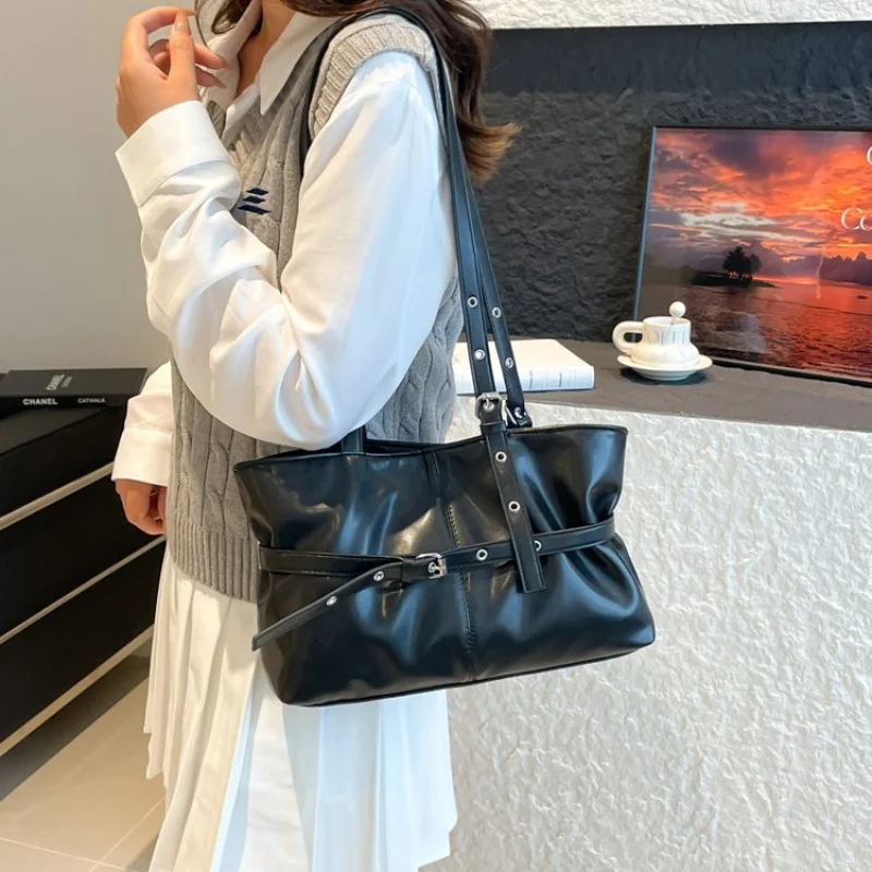 

Unique Minimalist Vintage Messenger Bag For Women Solid Color Trendy Design Casual Commuter Chic Appeal