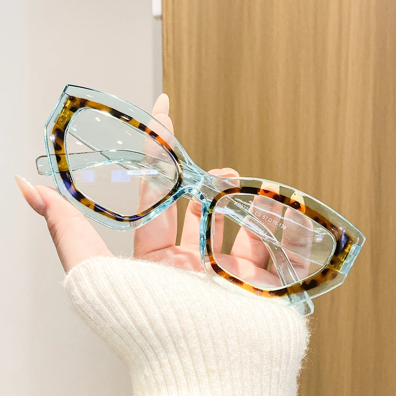 1 Pair of Women's Stylish Cat-Eye Full-Frame Two-Tone Glasses, Retro, Bold, Unique, and Fashionable Women's Non-Prescription Glasses, Suitable for Street Photography, Outings, Girls' Gatherings, Casual Wear, and Store