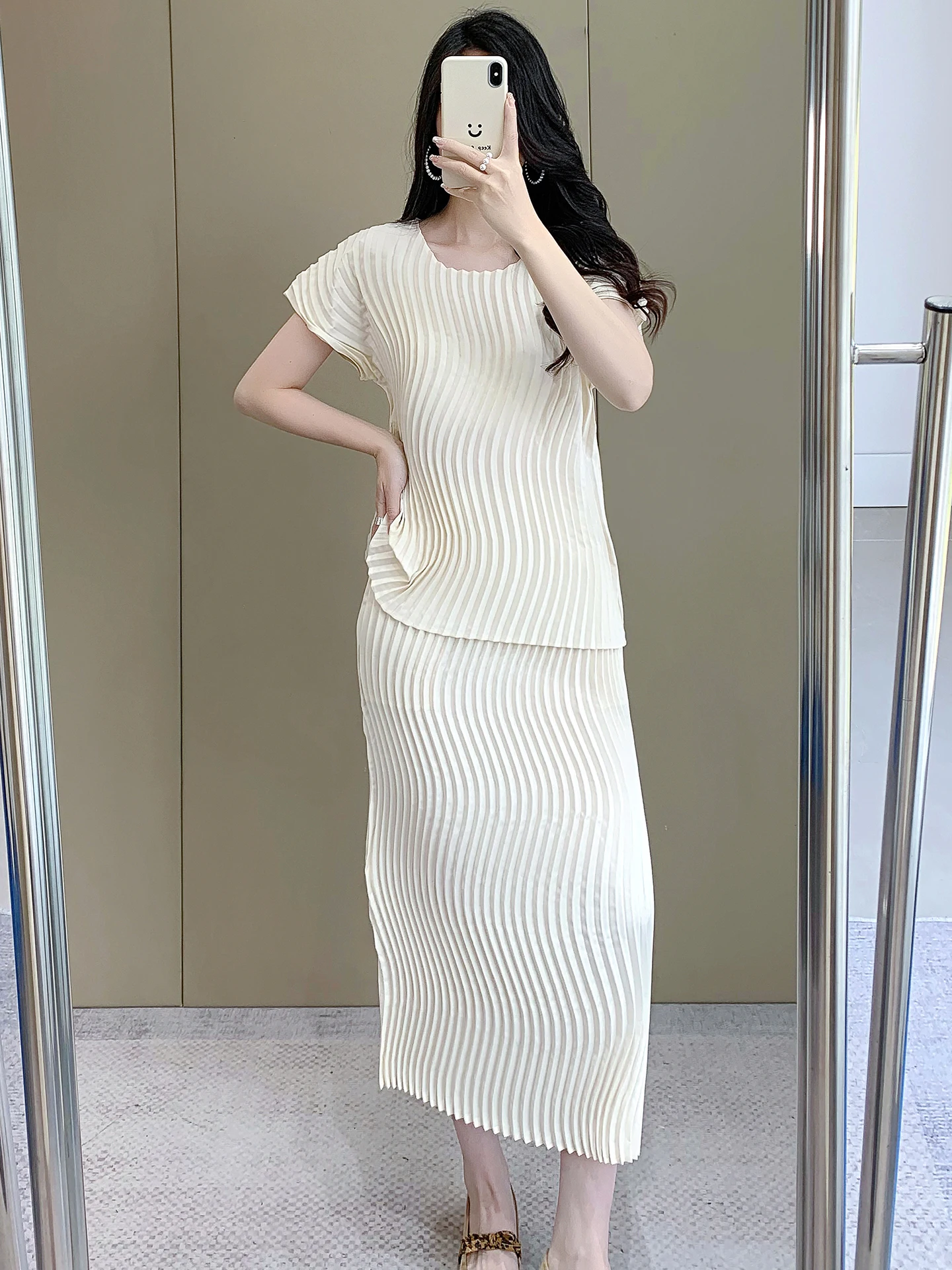 

Элегантный женский комплект с плиссировкой: футболка с коротким рукавом и плиссированная юбка с высокой талией, прямого кроя, летняя новинка