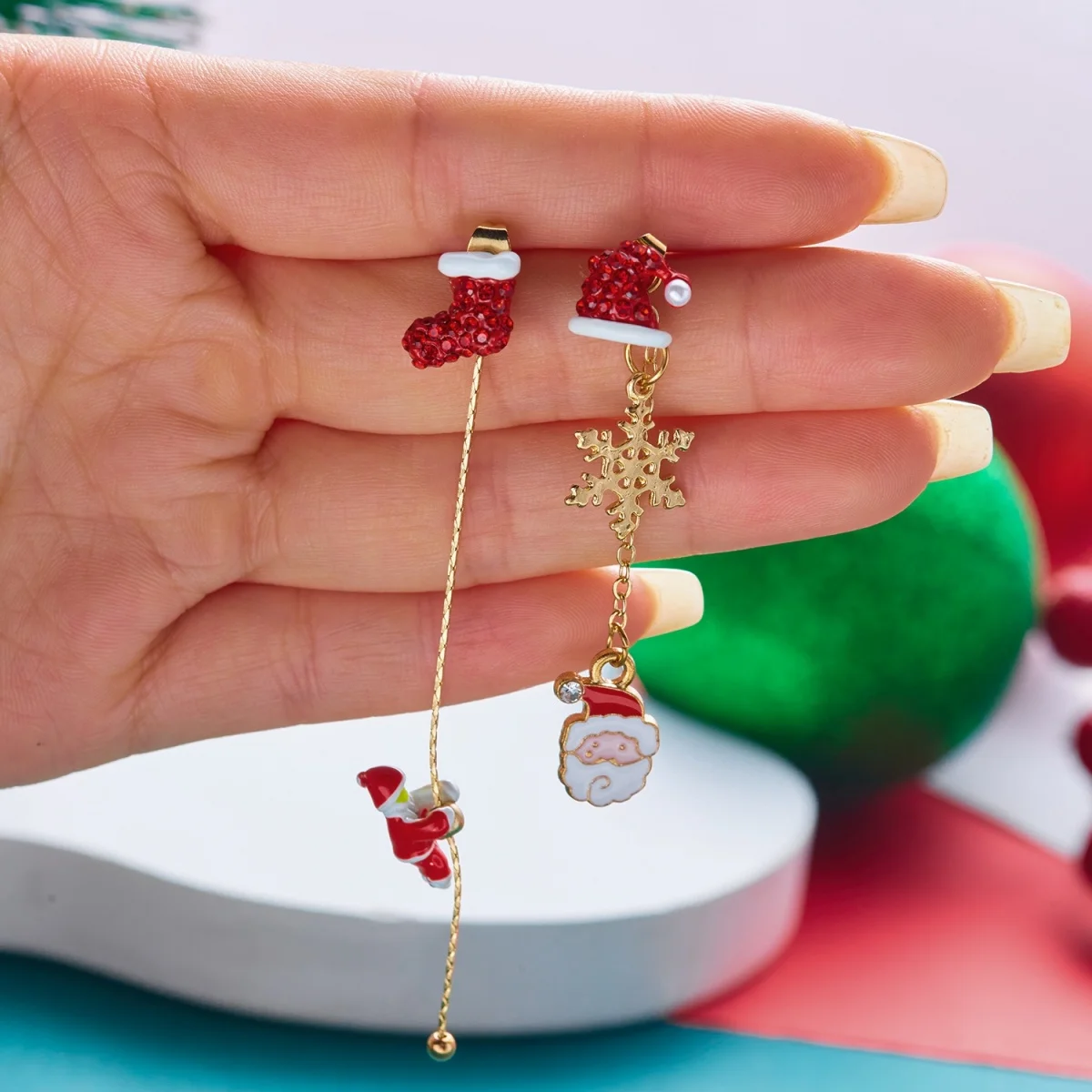 Weihnachts-Kletter-Set: Weihnachtsmann-Mütze, Handschuhe, Quasten-Ohrringe für Damen, asymmetrische Weihnachtsbaum- und Schneemann-Ohrringe, Schmuck. – Detail 32