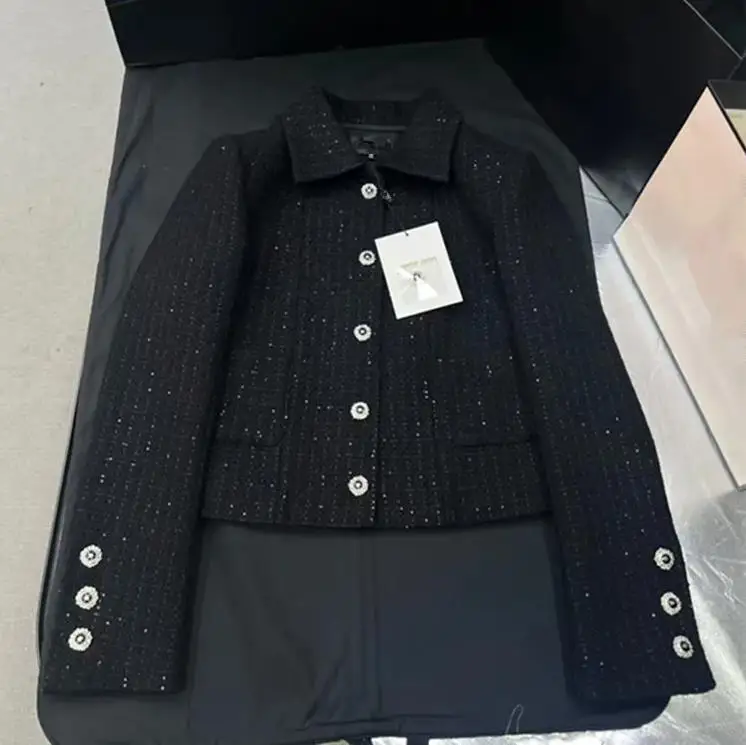 Op maat gemaakte Europese en Amerikaanse dameskleding voor de winter van 2025. Lange mouwen revers single-breasted zwarte tweed jas rok