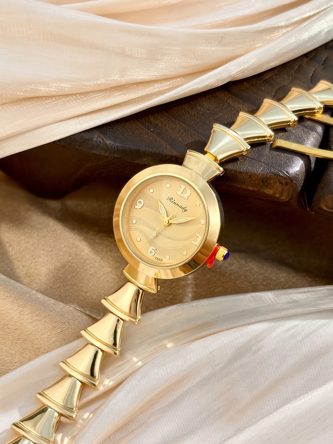 Retro Premium Circular Dial Mini Fan-Shaped Band Watch for Woman