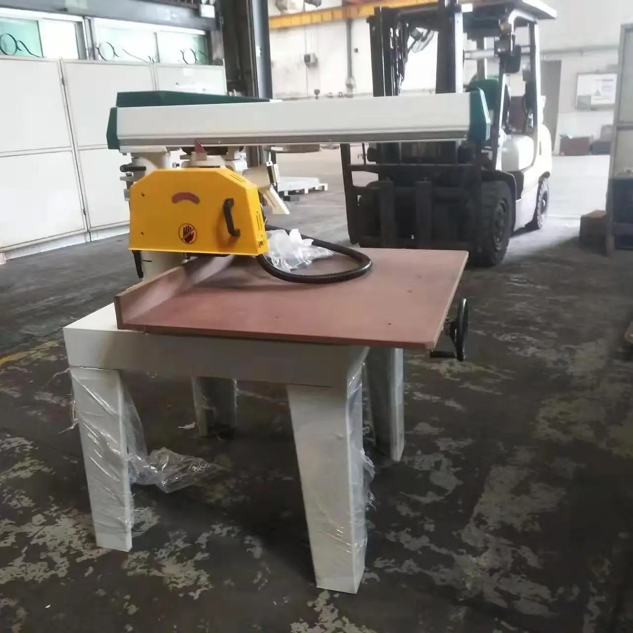 Sierra Circular de Brazo Radial Industrial MJ2260 para Trabajos de Corte de Madera en Talleres Industriales
