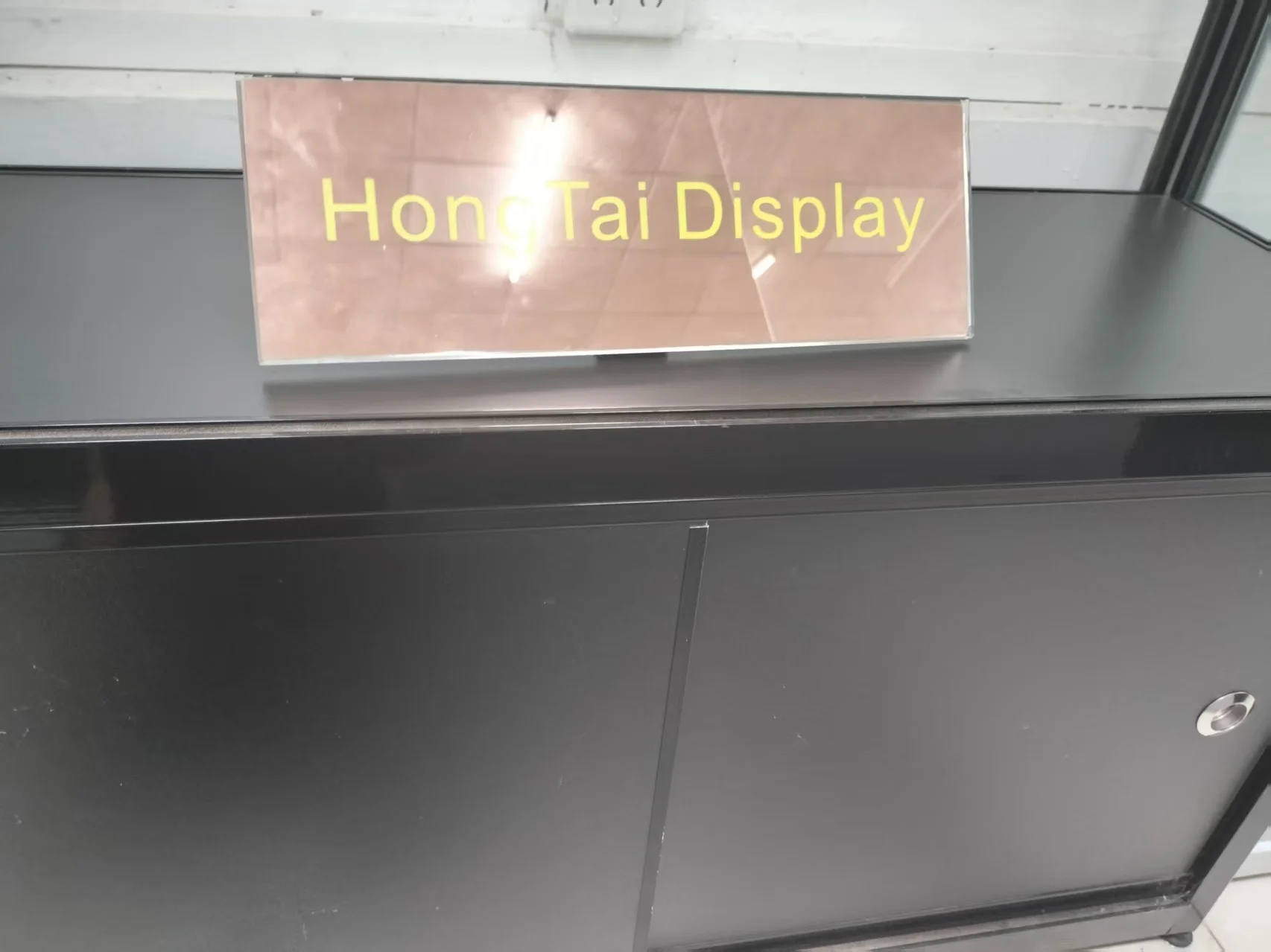 Custom.Adjustable Aluminium Retail Cabinet Display Rack mit hellem LED-Licht Beliebte Stile Full View Shop Fitting für Store Di