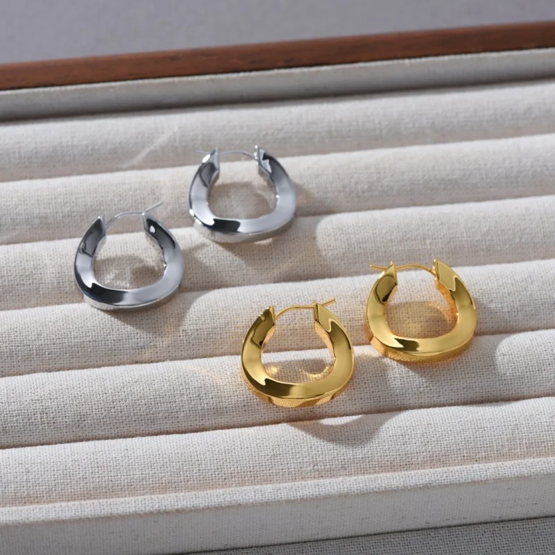 Fashion Commuting Twisted Circular Geometric Smooth Earrings for Women Niche Retro Simple Design Exquisite All-match Earrings