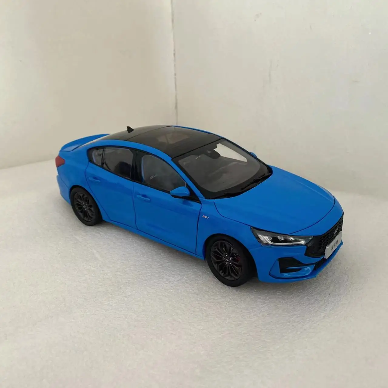 Blue Ford Focus Car Model Ornament For 1:18 Scale Die-cast Alloy