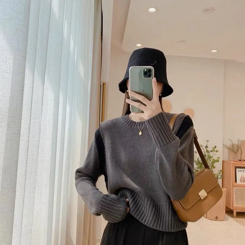 

Contrast color patchwork pullover sweater women 2023 autumn design sense unique long sleeved o neck knitted sweater pullover top