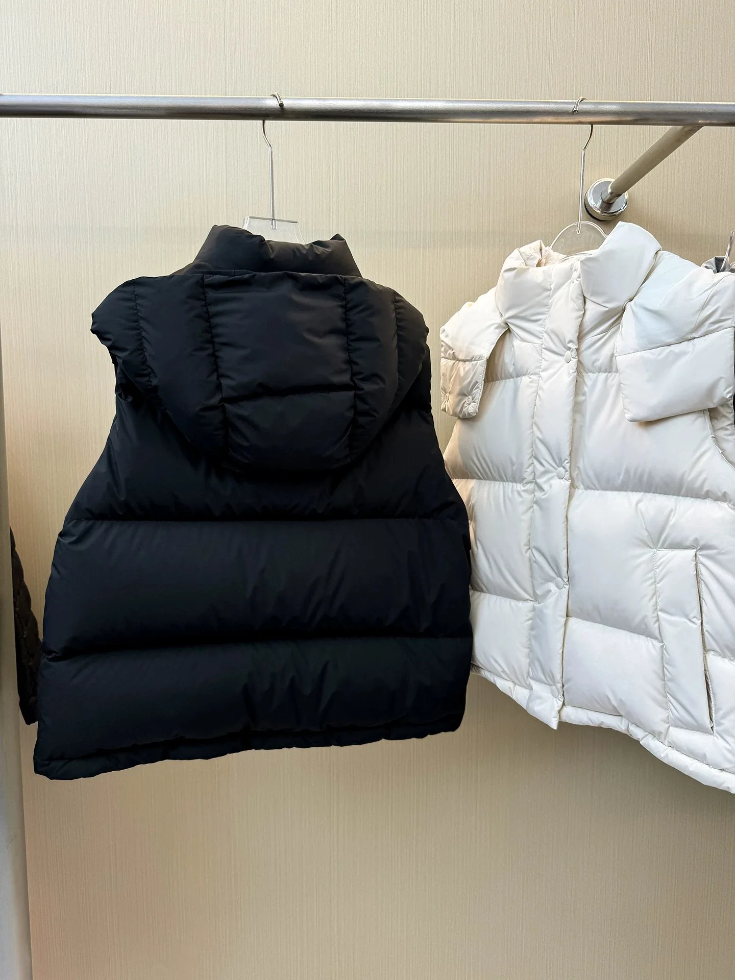 Dames kort lichtgewicht donsvest met capuchon, winddicht, waterdicht, witte eendendons geïsoleerd puffergilet, buitensportjack