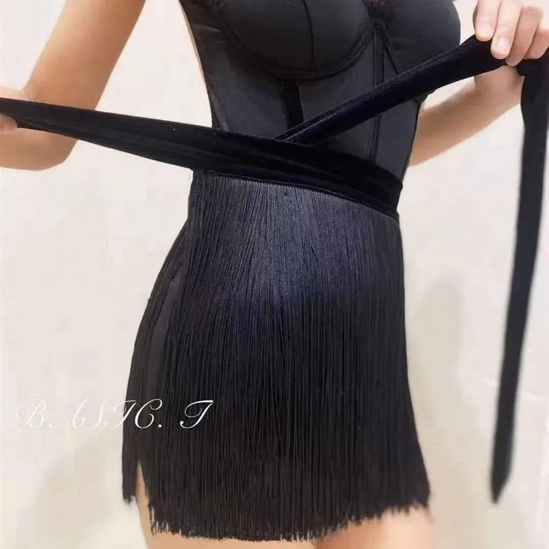 Ensemble de robe de danse latine personnalisée avec dentelle, combinaison dos nu, ceinture en velours, pompon crypté, écharpe de hanche, jupe courte pour femmes