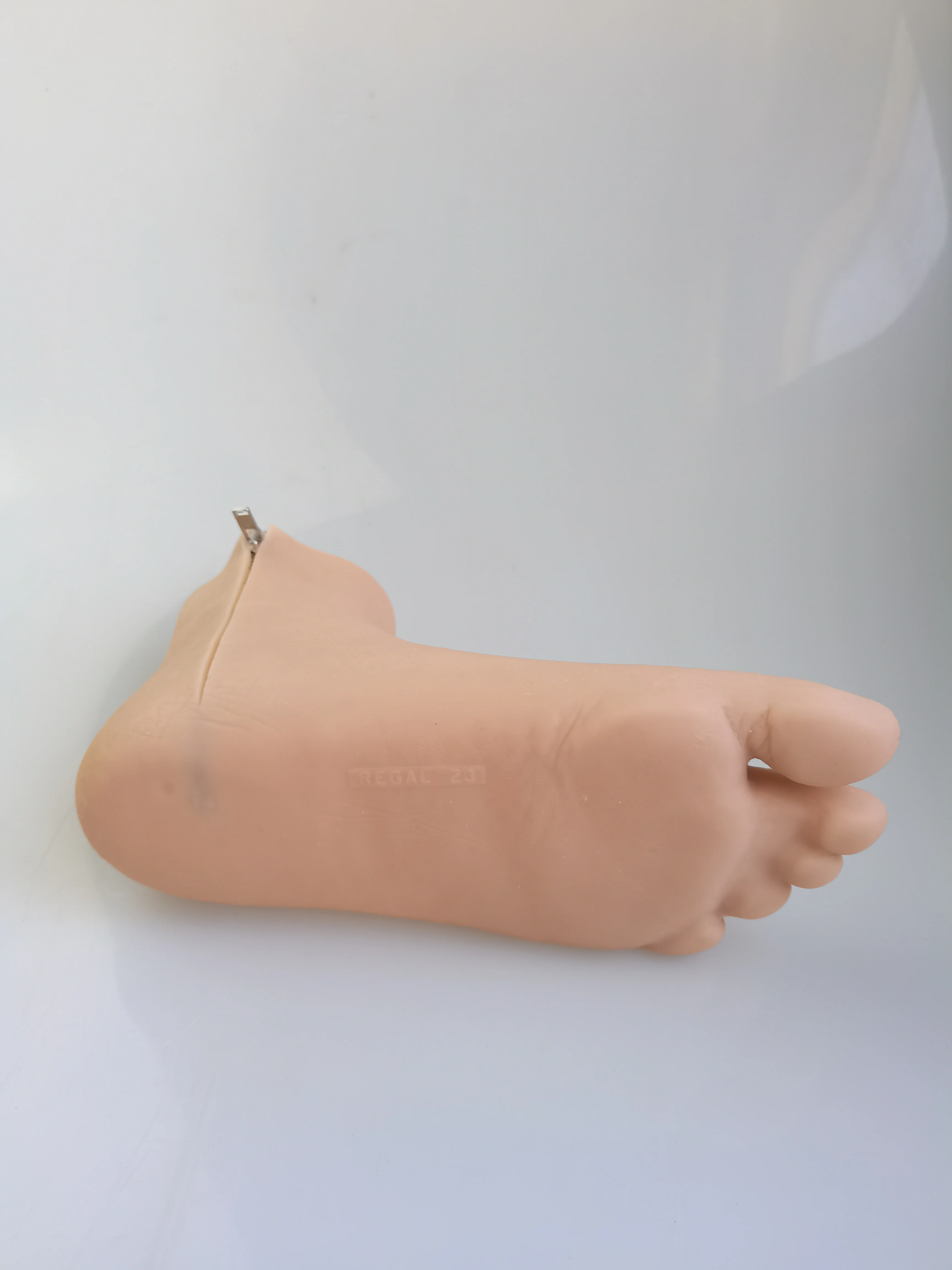 Silicone Foot Cover Prosthetics Can Be Customized.