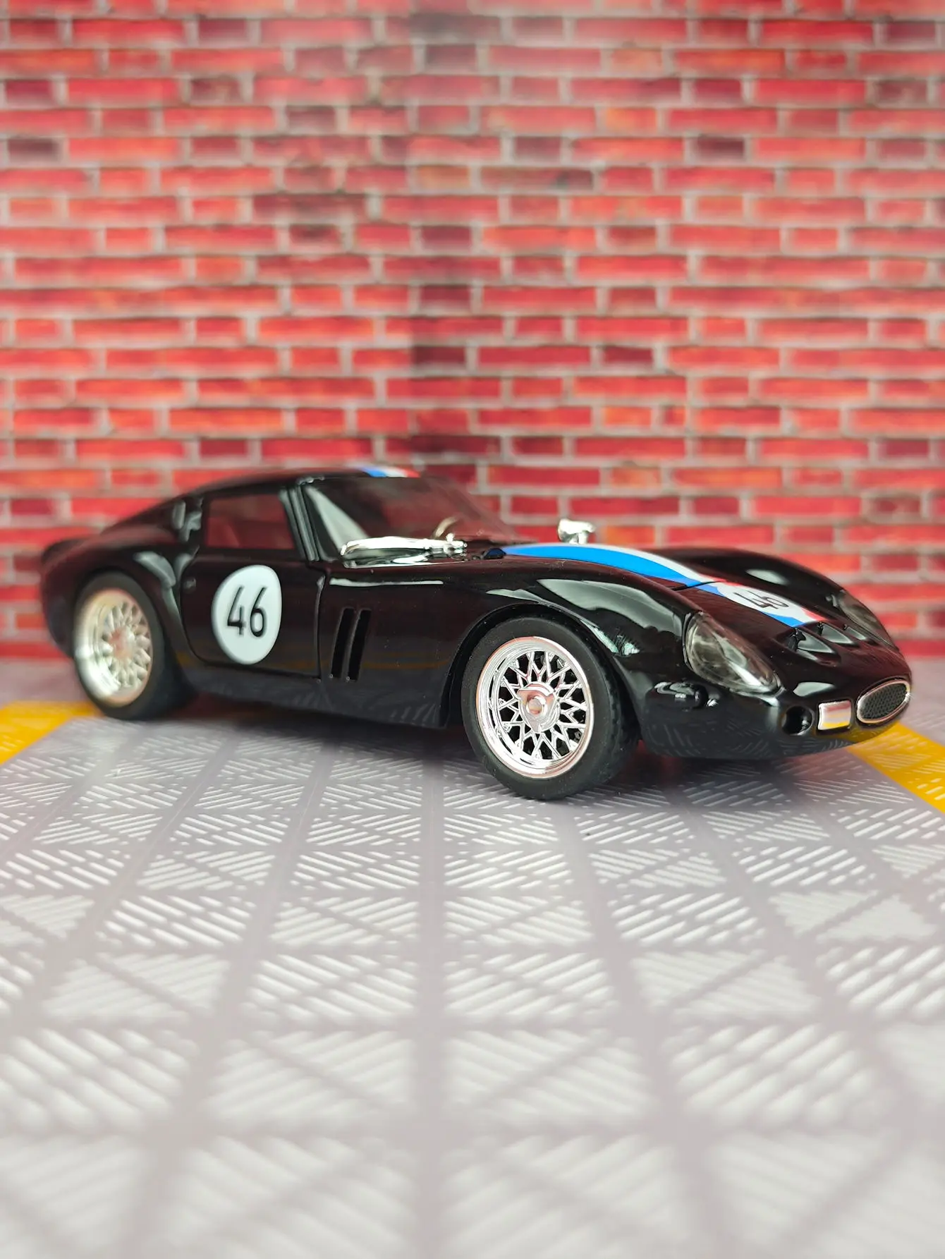 โมเดลรถซูเปอร์คาร์เฟอร์รารี่ 250GTO อัลลอยด์ ขนาด 1:32 ของสะสม ตกแต่งบ้าน ประตูเปิดได้ มีเสียงและไฟ ของขวัญ รายละเอียดสมจริง