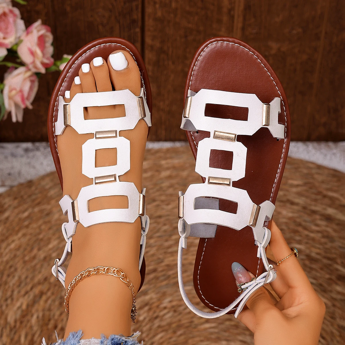 Women Sandals Comfortable Metal Decoration Shoes for Women Round Toe Leather Ladies Sandals Fashion Flat Casual Beach Shoes