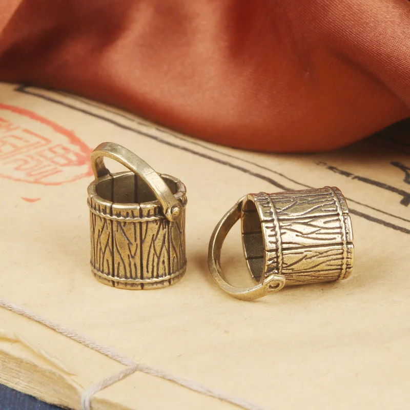 Llavero vintage de cobre con mini barril de latón y amuleto - imagen 3