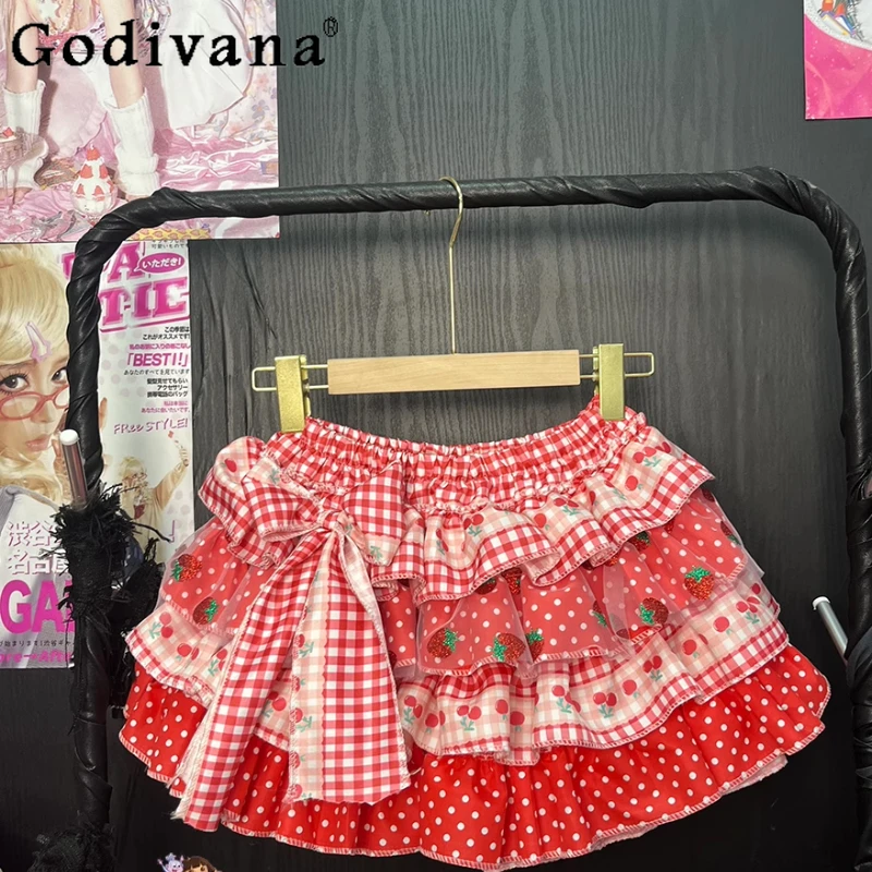 تنورة منقوشة بالفراولة الحمراء للنساء Y2K تنورة لطيفة للفتيات الجميلات منتفخة بتصميم فيونكة على شكل كعكة للسيدات تنورة صيفية صغيرة عالية الخصر