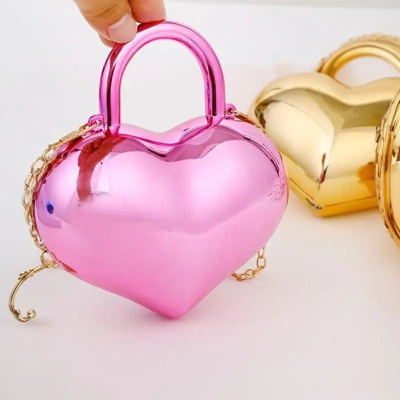 Metallische herzförmige Mini-Umhängetasche mit glänzendem Finish und abnehmbarem Kettenriemen, perfekt für Partys, Hochzeiten und Veranstaltungen. – Detail 11