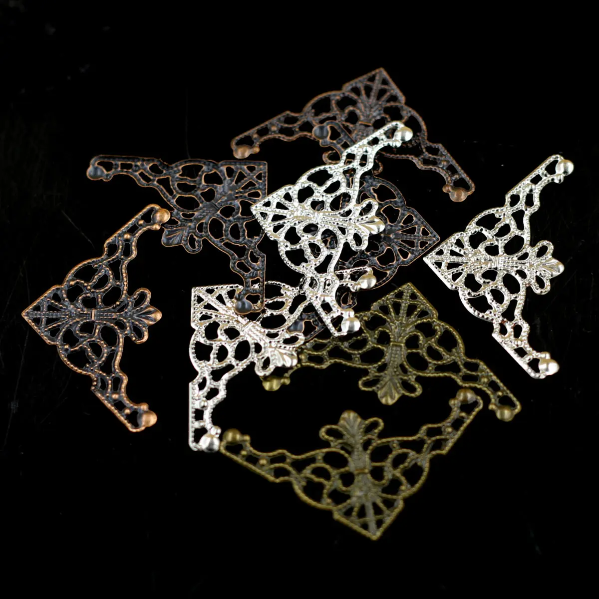 Gemischter Verbinder, dreieckiges Blumenmuster, filigrane Wraps, Legierung, Verzierungen, Basteln, Schmuck, DIY-Zubehör, 48 x 26 mm – Detail 4