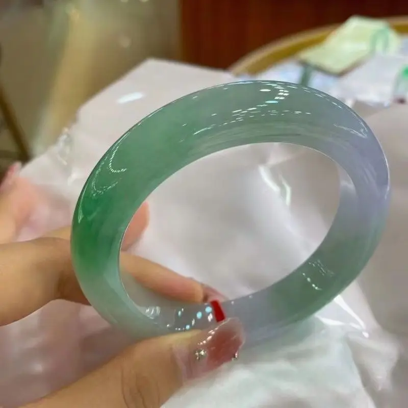 Jewelry and : Spring-colored bracelet for women, featuring a violet hue with green jade accents