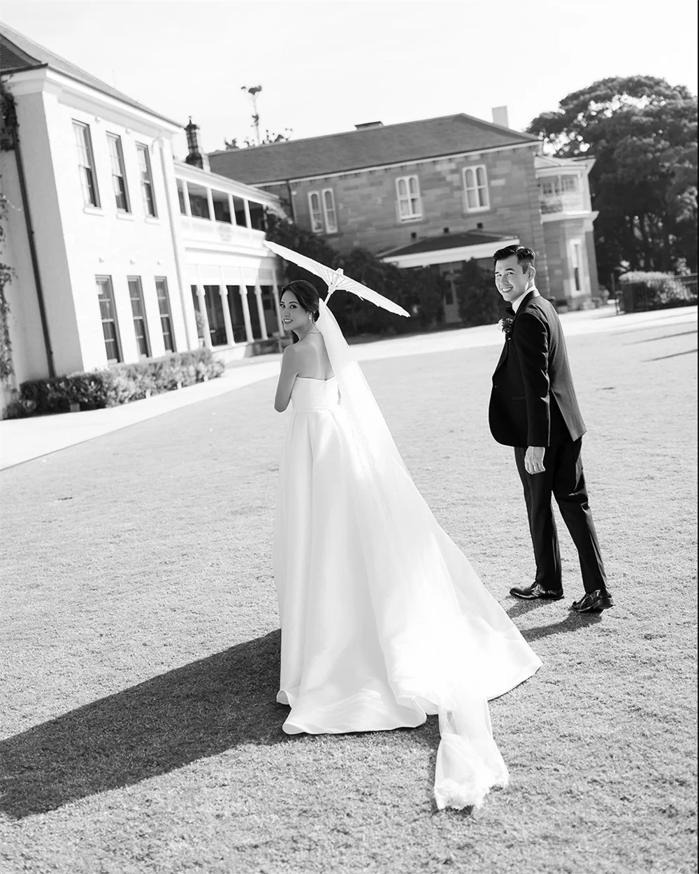 طوكيو مخصص الأبيض الحبيب الرقبة فستان الزفاف بلا أكمام الظهر البريدي ألف خط الزفاف الحجاب قطار المحكمة ثوب زفاف أنيق