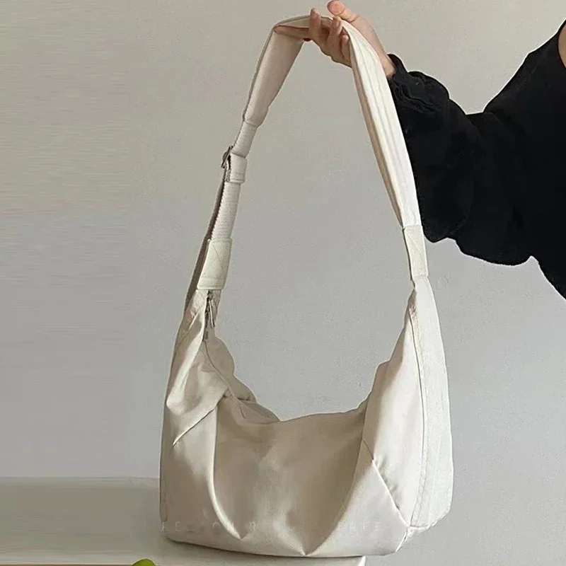 bolsa-de-ombro-feminina-de-grande-capacidade-em-formato-de-bolinho-feita-de-tecido-um-acessorio-moderno-e-de-novo-estilo-ideal-para-mulheres